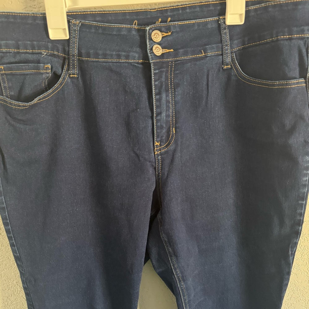 Curvy Dark Wash Capris - Picture 2 of 6